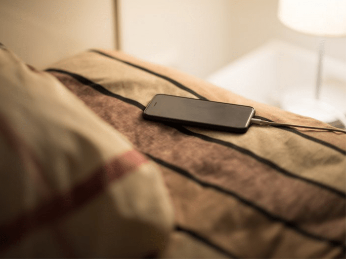 ‎شارژ کردن گوشی در اتاق خواب منجر به چاقی و دیابت می‌شود