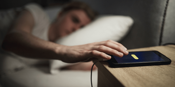 ‎شارژ کردن گوشی در اتاق خواب منجر به چاقی و دیابت می‌شود
